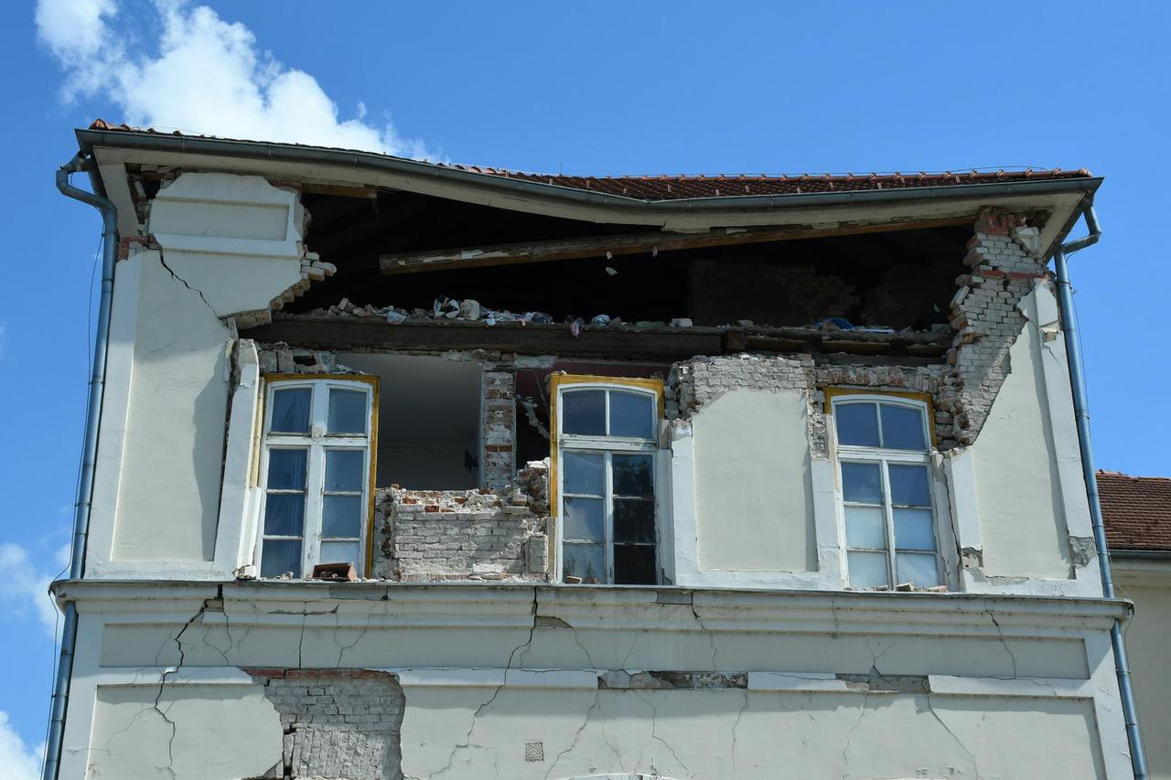 Još uvijek nije po?ela obnova zgrade na Željezni?kom kolodvoru u Sisku koja je jako ošte?ena u potresu