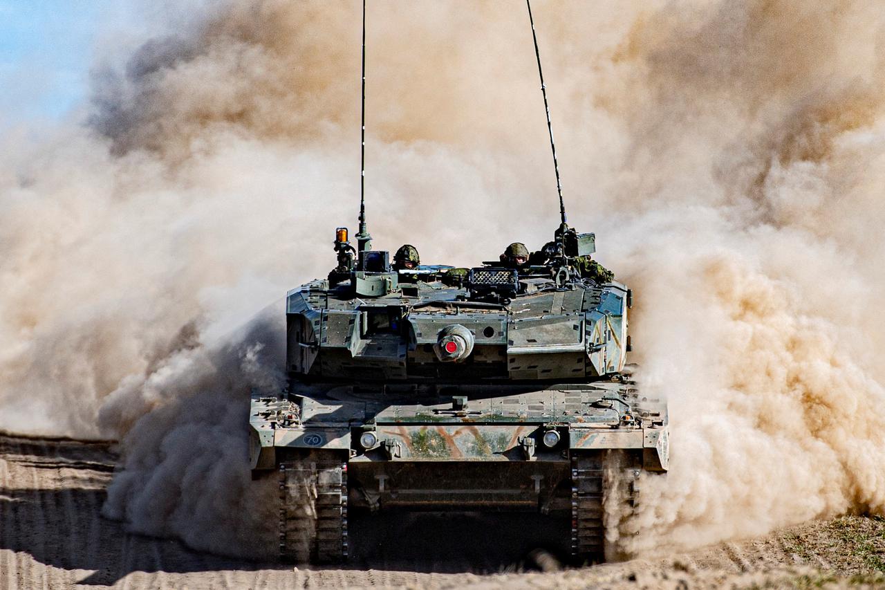 Leopard 2A4 tank from Lord Strathcona’s Horse (Royal Canadians) kicks up dust in Wainwright