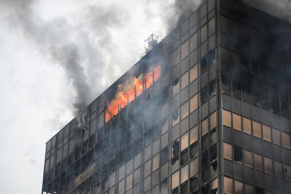 Zagreb: Ponovno je planuo požar na Vjesnikovoj zgradi 