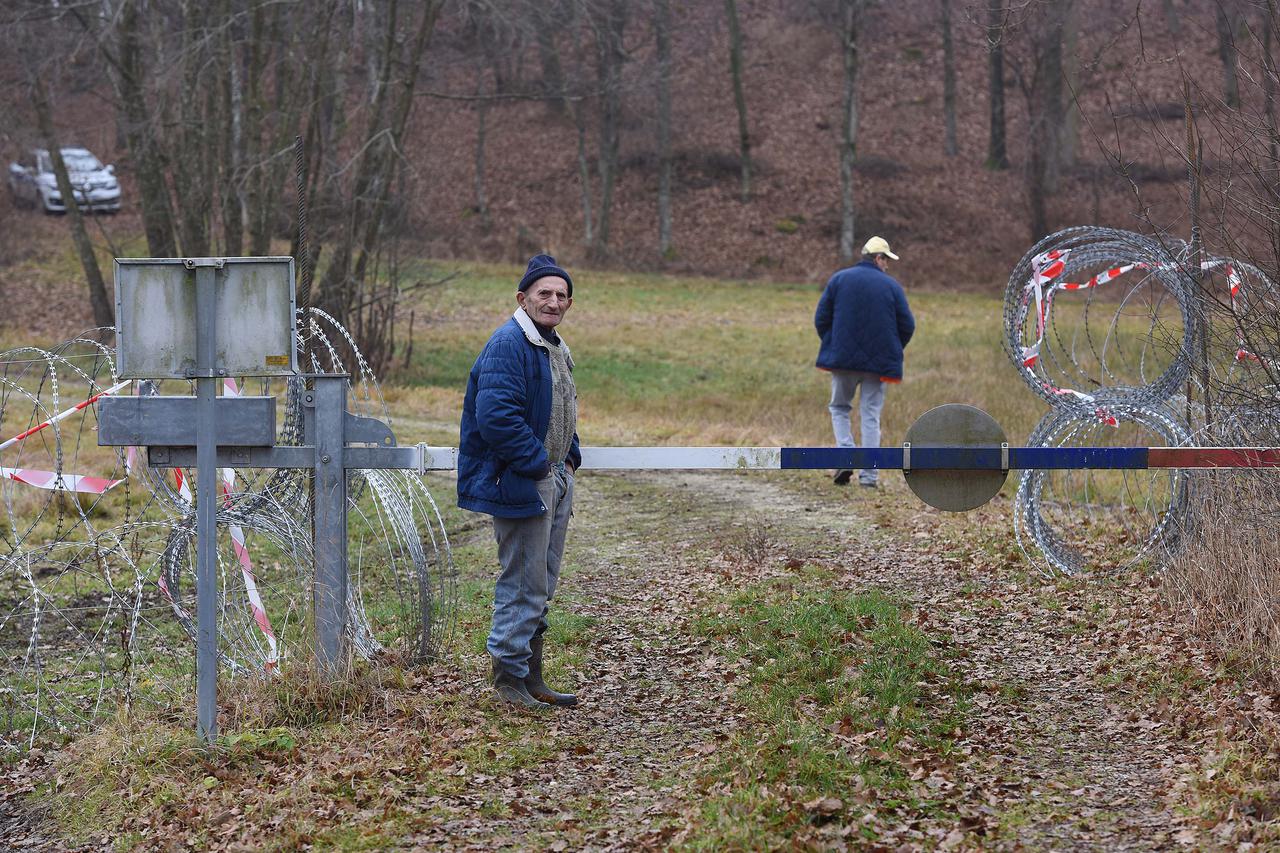 18.12.2015., Prhovec- Dragutin Flincec pred prijelazom pregradjenim zicom. Photo: Vjeran Zganec Rogulja/PIXSELL