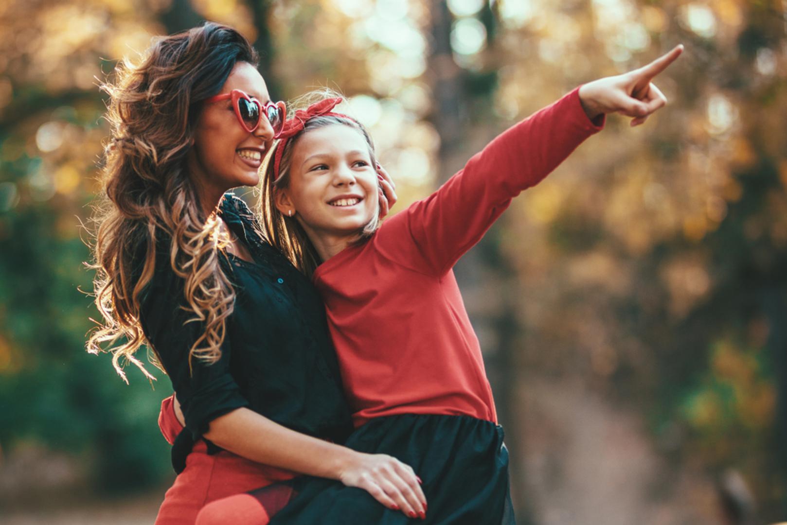Rak: Rak je bez sumnje jedan od znakova koji se najčešće povezuje s nježnošću, obiteljskom toplinom i brigom za najmilije. Tete rođene u ovom znaku obično su one koje će prve primijetiti kad je dijete tužno, umorno ili mu jednostavno treba zagrljaj. Uz njih nećaci često imaju osjećaj sigurnosti, kao da uvijek postoji jedno posebno mjesto na koje mogu doći po utjehu i razumijevanje.