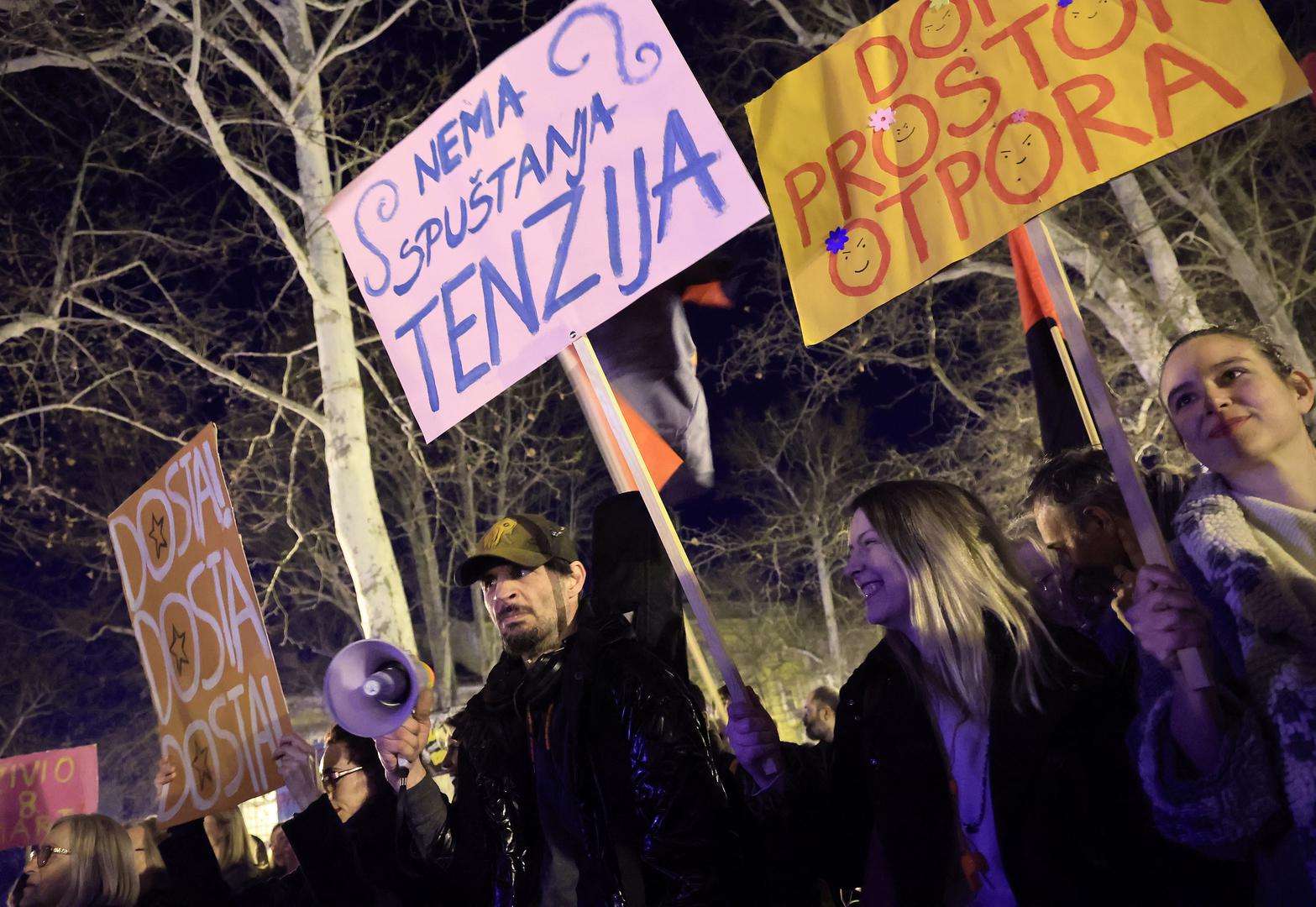 Više tisuća sudionica i sudionika marširalo je od Trga Republike Hrvatske do Zrinjevca, uz glasne poruke i transparente. Na transparentima se moglo pročitati: "Kako živiš od svoje plaće", "Stereotipe na lomaču", "Besplatan pobačaj", "Svoga tela gospodarica" i druge.