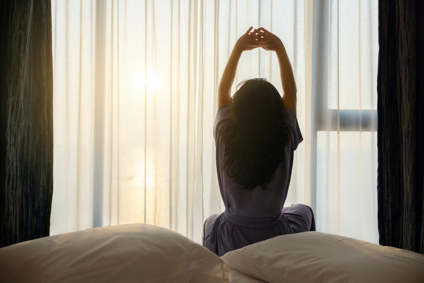 Razgibajte tijelo barem nekoliko minuta: Nije potrebno odmah odraditi intenzivan trening da biste osjetili više energije. Dovoljno je nekoliko minuta istezanja, laganog razgibavanja ili kratke šetnje po stanu, dvorištu ili ulici. Pokret potiče cirkulaciju i pomaže tijelu da prijeđe iz stanja pospanosti u stanje aktivnosti.