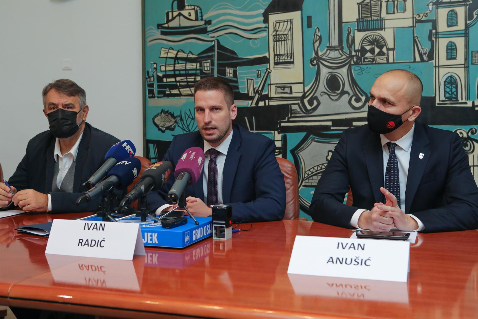 11.11.2021., Osijek - Potpisivanje ugovora o izvodjenju radova na izgradnji podvoznjaka u Ulici Sv. B. L. Mandica izmedju Grada Osijeka i izvodjaca radova.