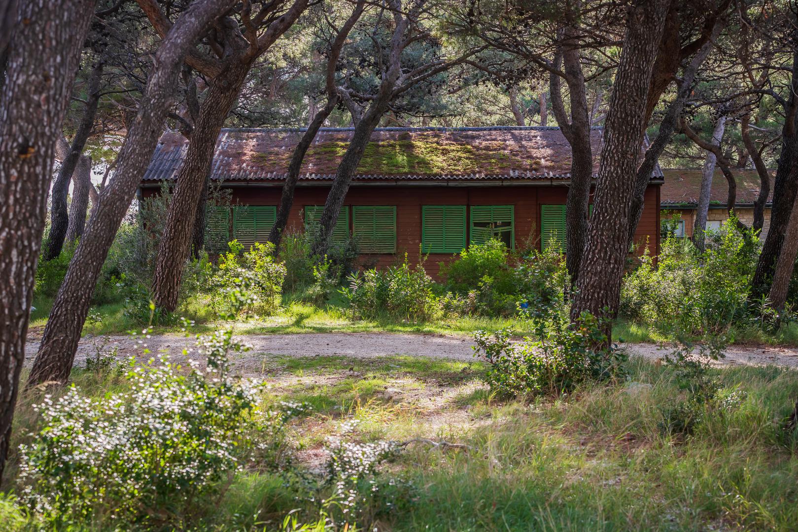 Danas je Dječje selo samo sjenka onoga što je bilo – šuma još stoji, more i sunce nisu nestali, ali betonski kosturi podsjećaju da država nije znala čuvati ono što su generacije gradile. Vlasništvo je uredno, ali kompleks u državnom vlasništvu propada iz dana u dan.