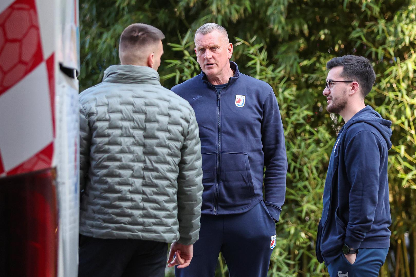 Izbornik je naknadno pozvao tri mlada igrača da treniraju s reprezentacijom ovaj tjedan, a to su lijevi vanjski Teo Popović (RK Poreč), vratar Toni Matošević (RK Zagreb) i još jedan lijevi vanjski Jan Kovačec (Roomz JAGS Voslau, AUT).