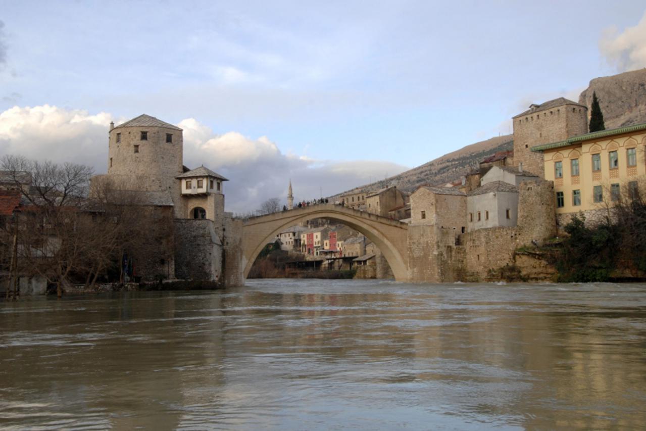 'bih...mostar...07.01.2010...stari most, nabujala rijeka neretva poplavila staru gradsku jezgru Photo:Zoran Grizelj /Vecernji list VLM/PIXSELL'