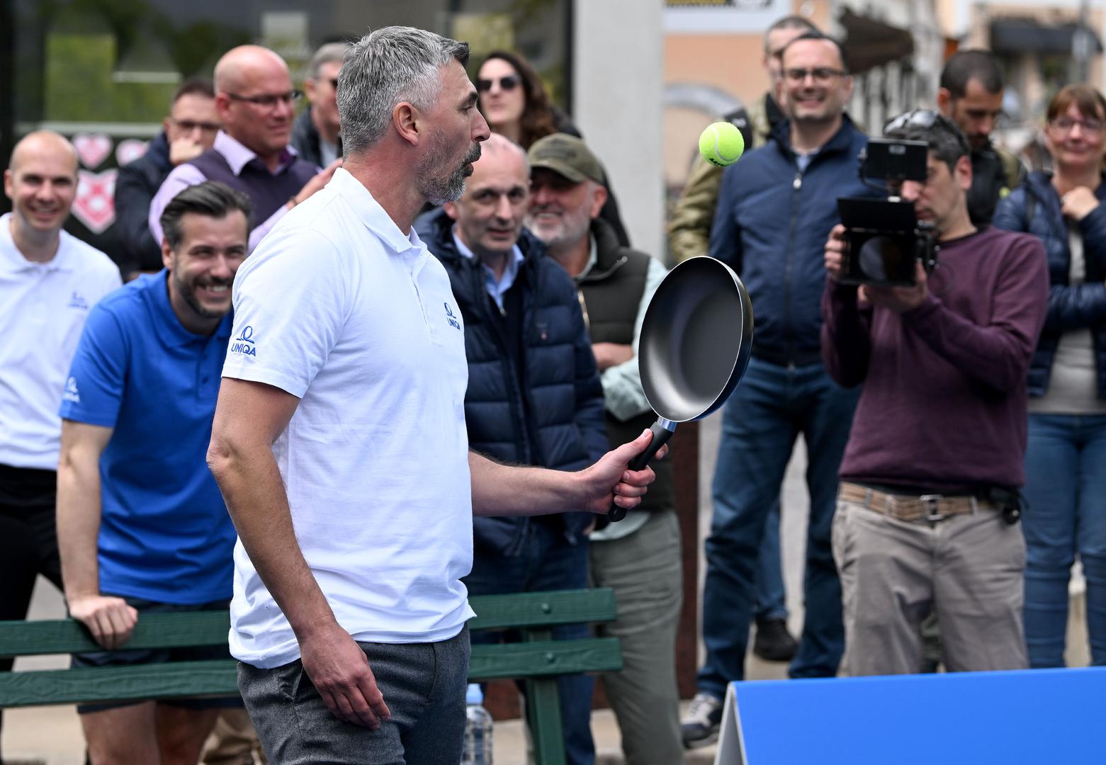 Goran je uzeo tavu i igrao s njom.