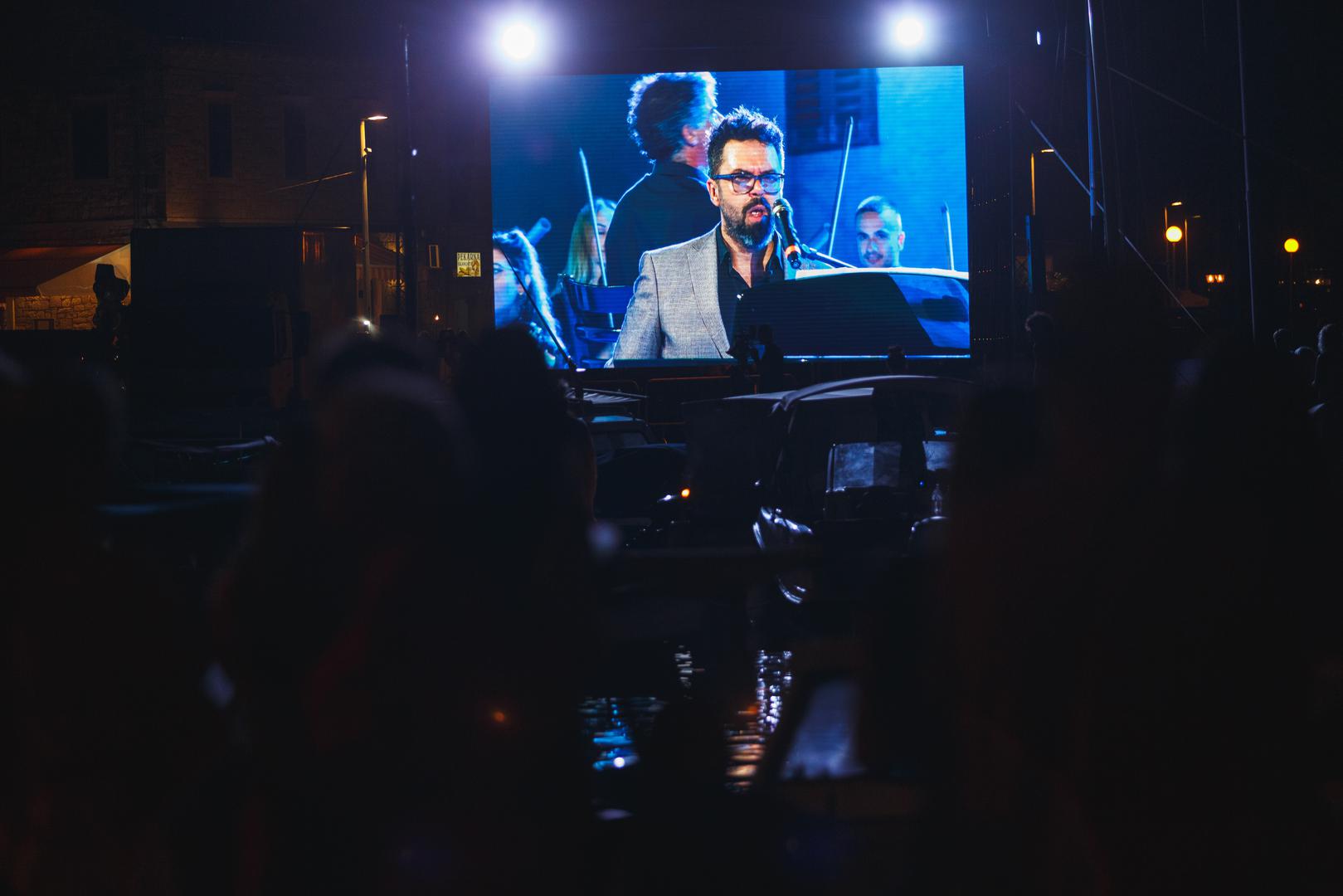  Petar Grašo dobar je prijatelj s Oliverovim sinovima i s Oliverom je često nastupao i s velikim guštom pjevao je sinoć njegove pjesme. 