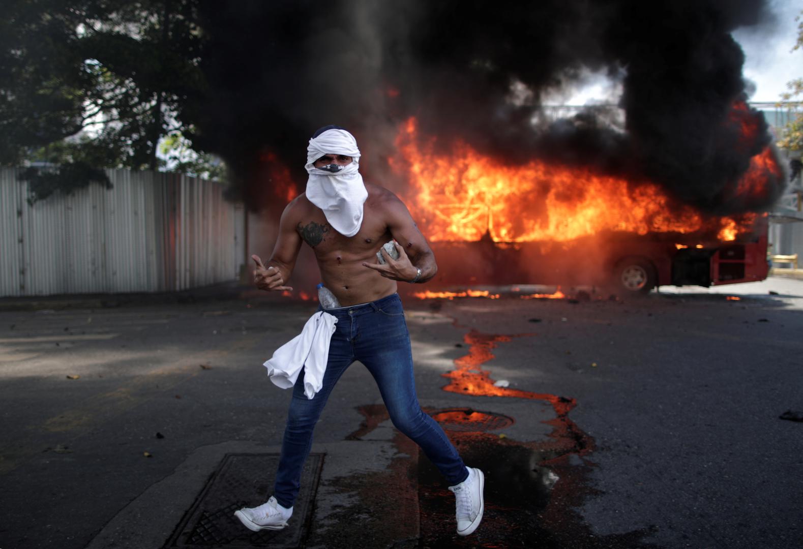Na ulicama Venezuele izbili su masovni neredi nakon što je samoproglašeni predsjednik Juan Guaido pozvao građane na oružani ustanak