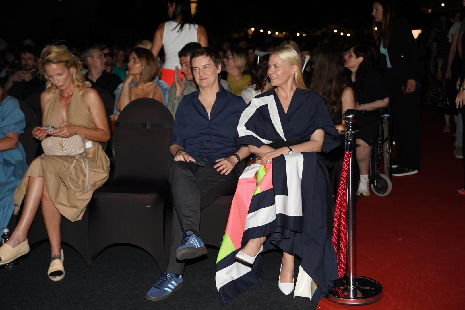 Kako u Srbiji zasad ne postoji zakon o istospolnim brakovima, Brnabić ne može biti zakonska skrbnica svome sinu te se trenutačno Milica po zakonu Srbije vodi kao samohrana majka. 