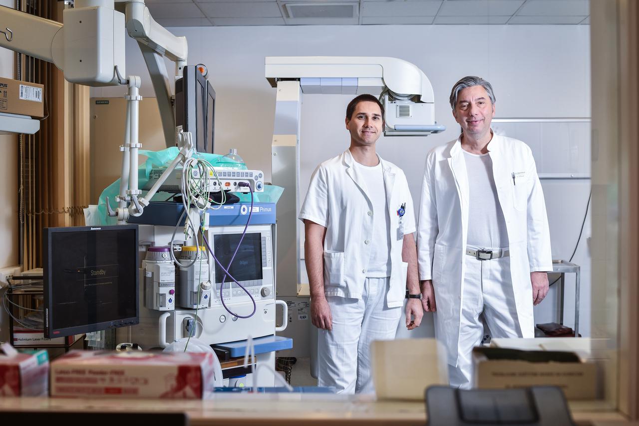 Urolozi Dinko Hauptman i Željko Kaštelan prve su penilne proteze ugradili u suradnji s prof. Enriqueom Lledom-Garcijom iz Madrida