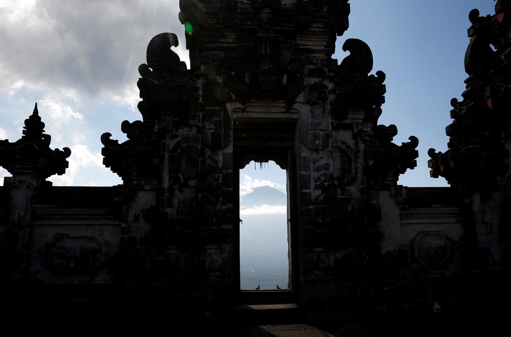 U srijedu je direktor Centra za vulkanologiju i upravljanje geološkim opasnostima pozvao stanovništvo da ostane mirno, ističući da razina uzbune nije promijenjena. Porasla je na maksimalnu razinu krajem rujna a krajem listopada spuštena za jedan stupanj. (Hina)