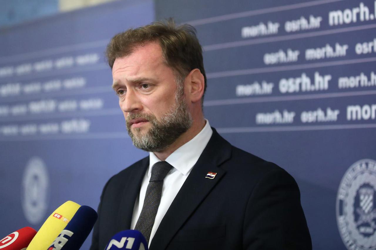 Zagreb: Ministar Banožić uručio vojna priznanja povodom Dana HRZ-a 
