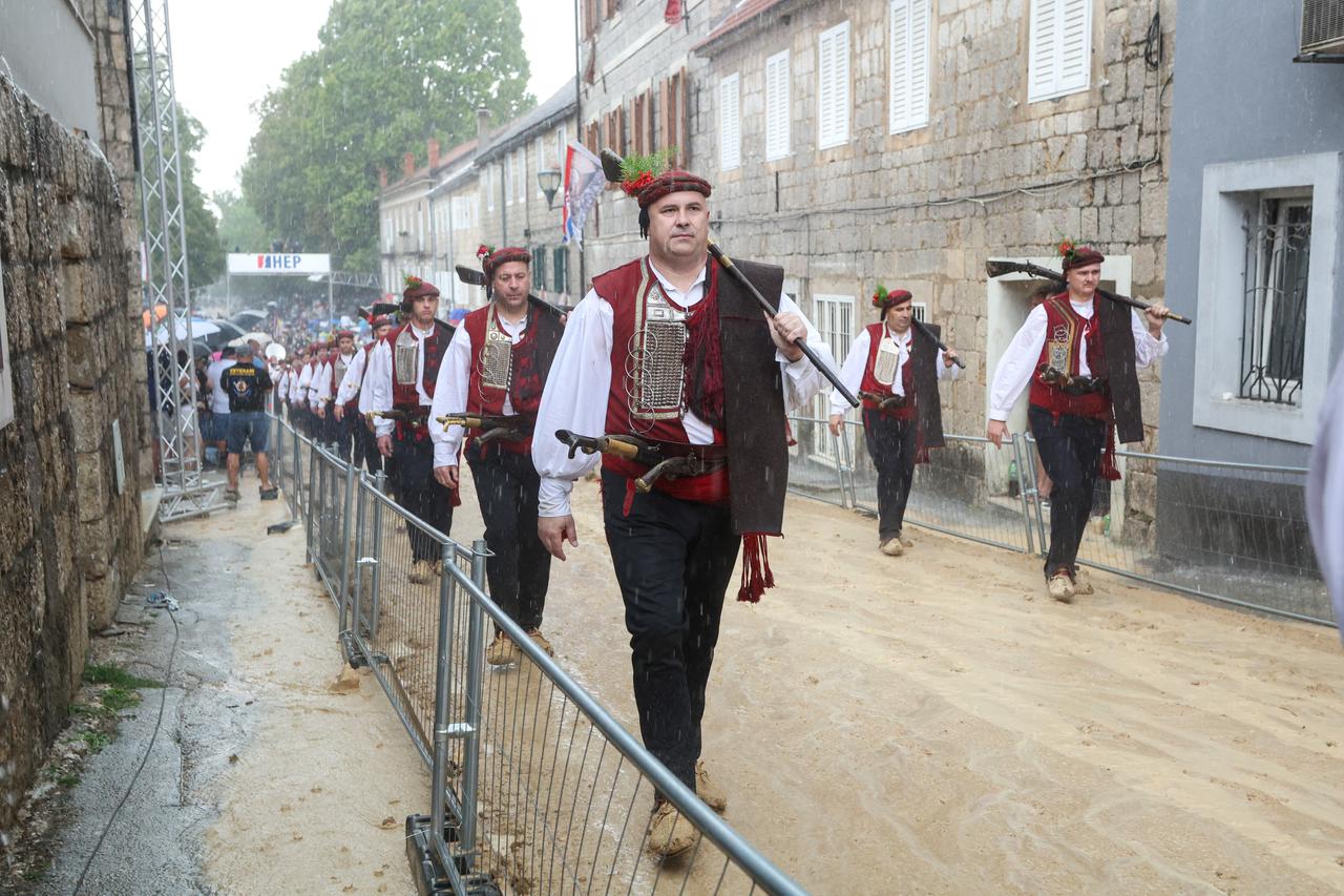Sinj: Zbog jakog pljusaka odgođena 310. Sinjska alka
