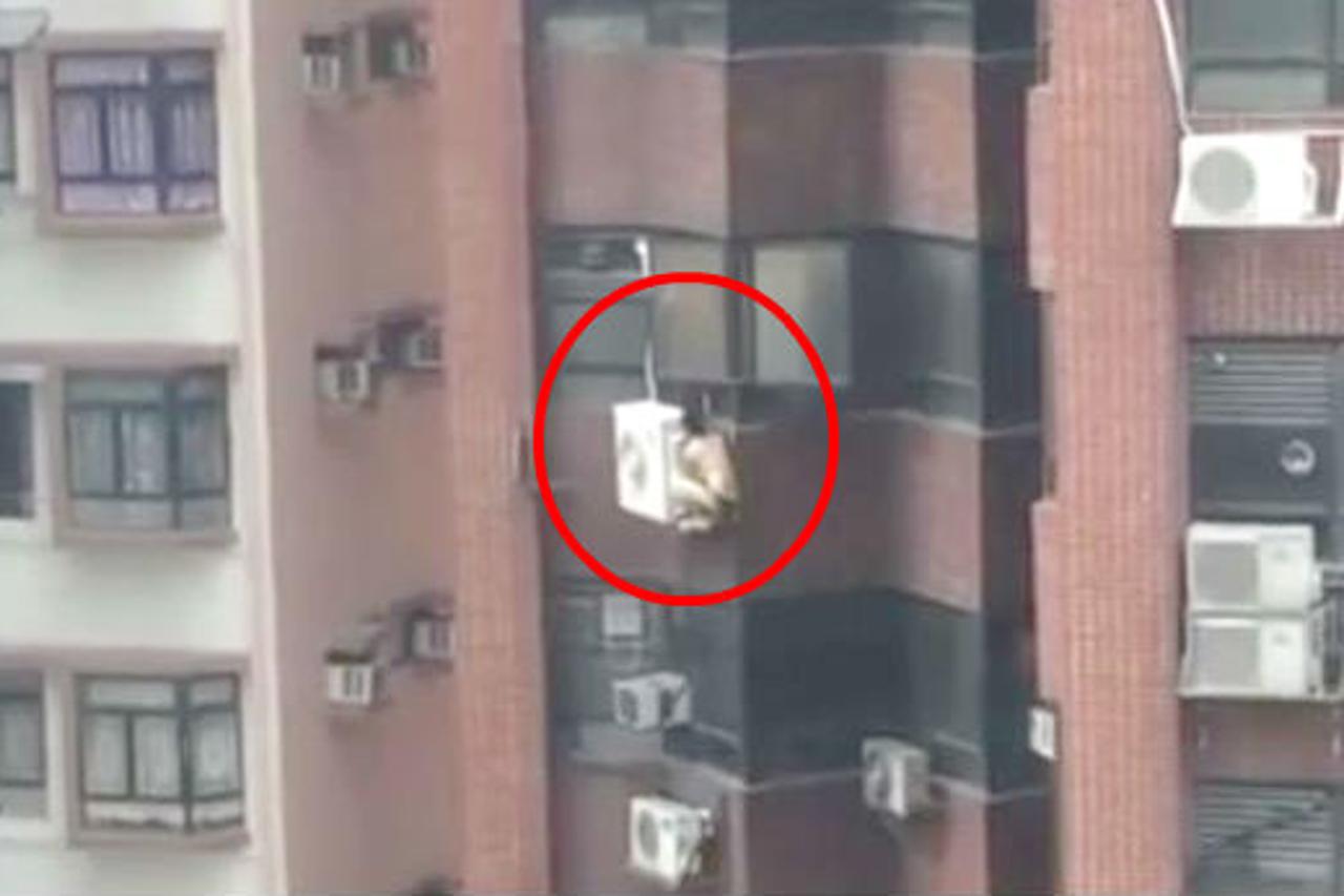 Što polugoli muškarac radi na 8. katu?