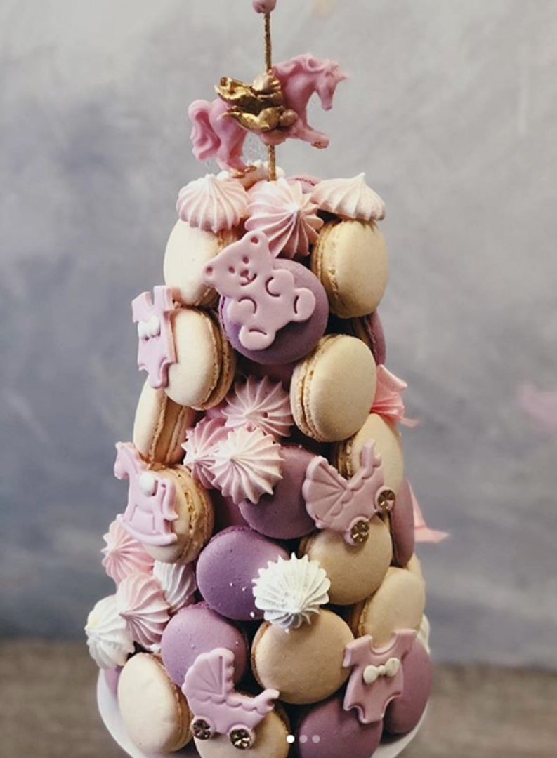 Osim torte, po narudžbi mogu za vas napraviti cupcakes ali i slatki stol na proslavi - mini torte, kolačići, macarons, sve na jednom mjesto ukrašeno po vašoj želji.