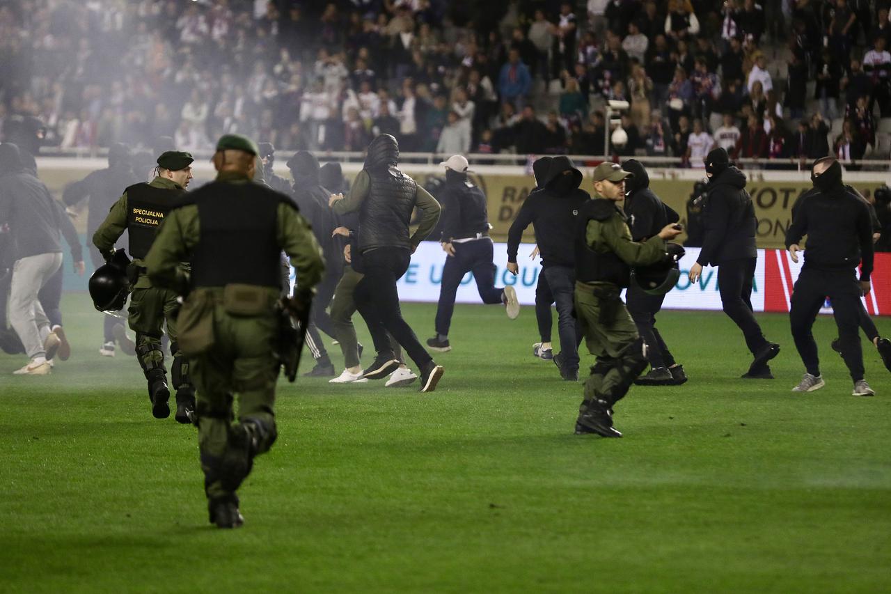 Kaos na Poljudu: Torcida upala na teren, igrači pobjegli u tunel! Specijalci tjerali huligane