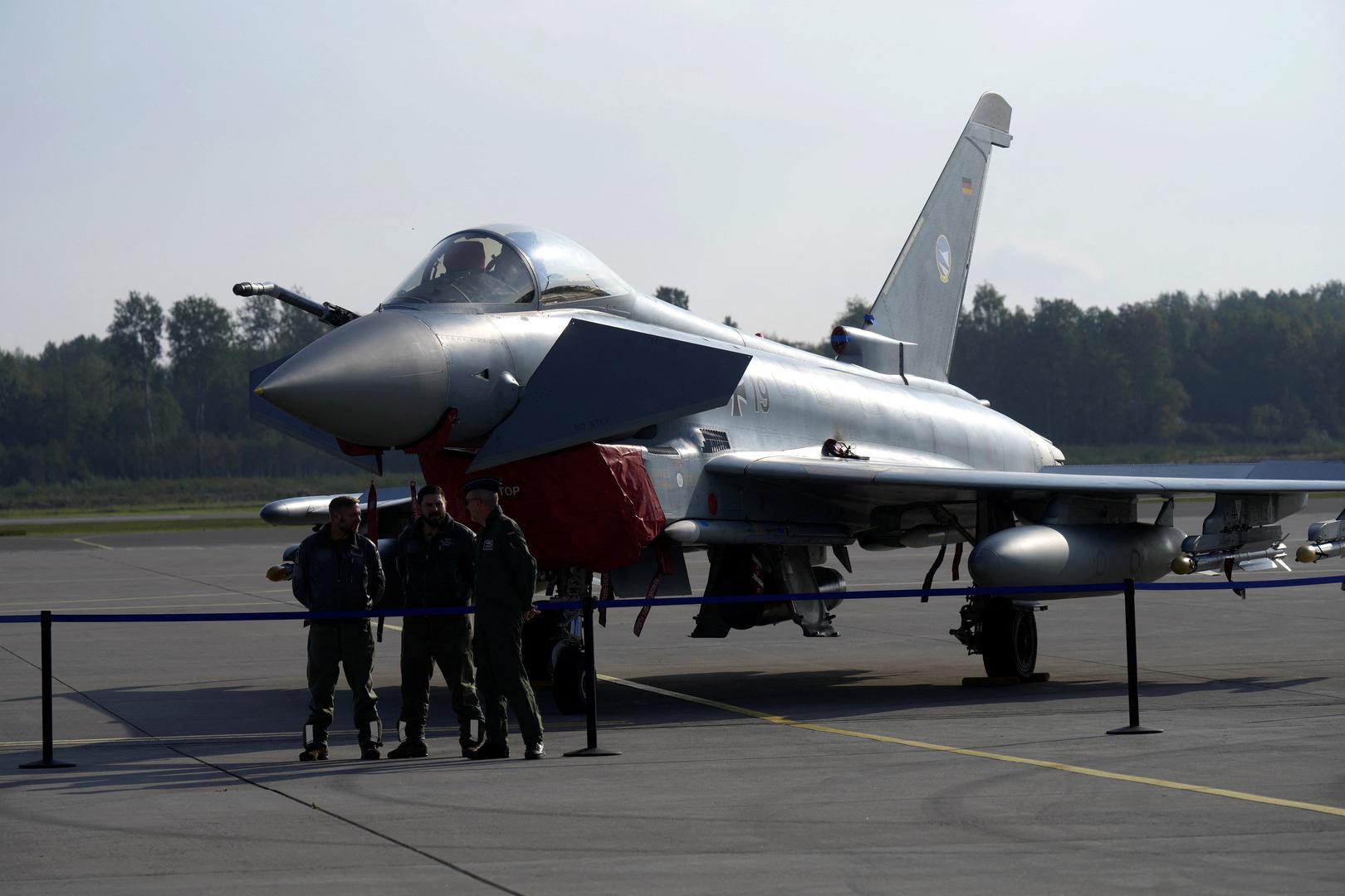 Brigadni general Gunars Kaulinš, zamjenik načelnika stožera za operacije u Zajedničkom stožeru latvijskih Nacionalnih oružanih snaga, rekao je da zemlja mora biti spremna nositi se s borbenim avionima, krstarećim i balističkim projektilima te bespilotnim sustavima. Istaknuo je da se različite prijetnje mogu pojaviti „u bilo kojem trenutku i istodobno“.