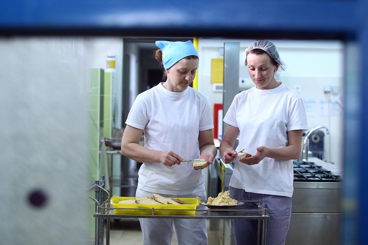 10.04.2017., Zagreb - Djecji vrtic Iskrica na Krugama priprema prehranu za djecu po novom  pilot projektu Grada Zagreba 