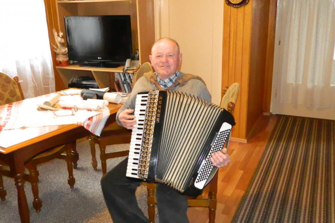 'Josip Ban voli glazbu i svira harmoniku'
