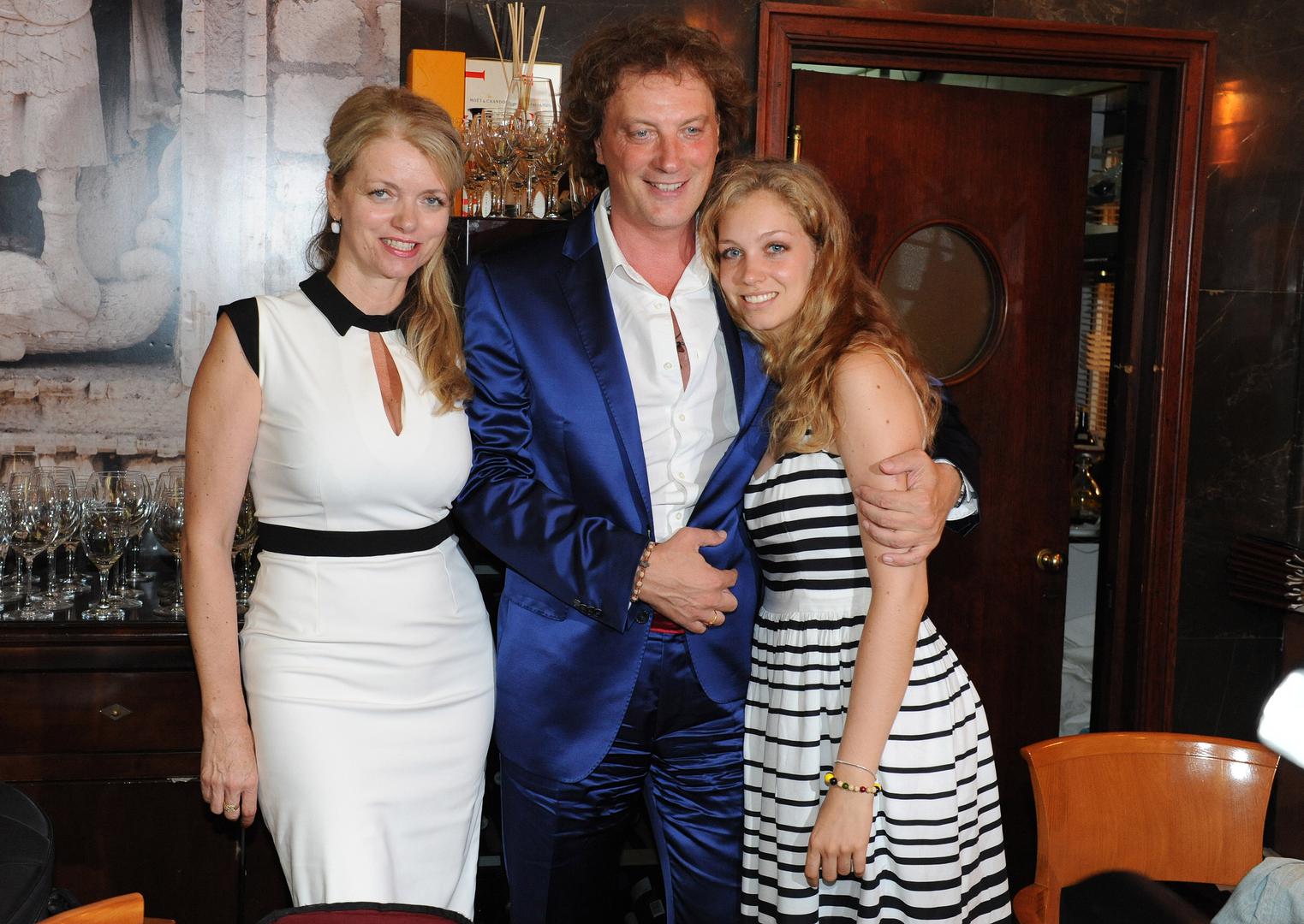 Tijekom odrastanja, njezina povezanost s glazbom postajala je sve dublja. Pjevala je prateće vokale na albumima svjetski poznatog pijanista Maksima Mrvice, prateći ga čak i na turneji po Kini, ali i za grupu Magazin te očev bend Tonči Huljić & Madre Badessa. Sudjelovala je i u stvaranju i izvedbi njegova sakralnog pop koncerta, gdje je napisala, orkestrirala i otpjevala treći dio mise uz pratnju ženskog zbora, pokazujući rano svoj skladateljski talent.