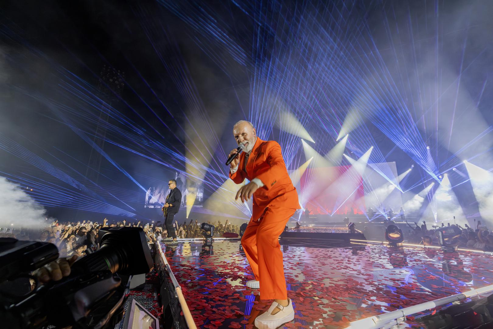 - Ovaj poseban grad u kojem svaki kamen, svaka skala inspirira, u kojem je toliko velikana živjelo i pjevalo, posebno me nadahnuo. Biti dio ovog grada, makar samo na jednu noć, neprocjenjivo je. Na ovo je vrijedilo čekati. Neka večeras sa ovog mjesta, iz ovog posebnog grada ode iskrena želja za mir, ljubav i sreću svim dobrim ljudima svijeta, istaknuo je sarajevski umjetnik ispraćen ovacijama publike i raskošnim vatrometom koji je potpuno obasjao nebo nad stadionom. Bio je to doista impresivan prizor. 