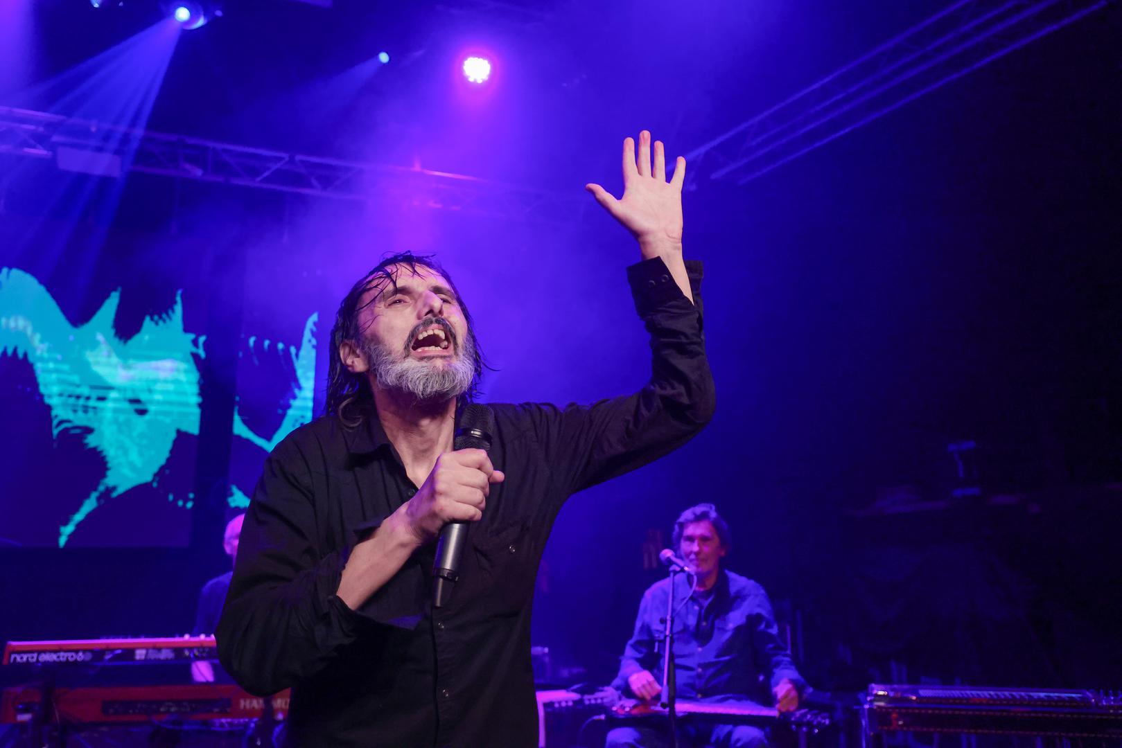 Legendarni domaći rocker Goran Bare dospio je u fokus javnosti nakon što ovog vikenda na makarskom festivalu "Modro i zeleno" nije uspio izvesti ni prvu pjesmu sa svojim bendom Majke te su ga, uz pljesak publike, članovi tima odveli s pozornice.
