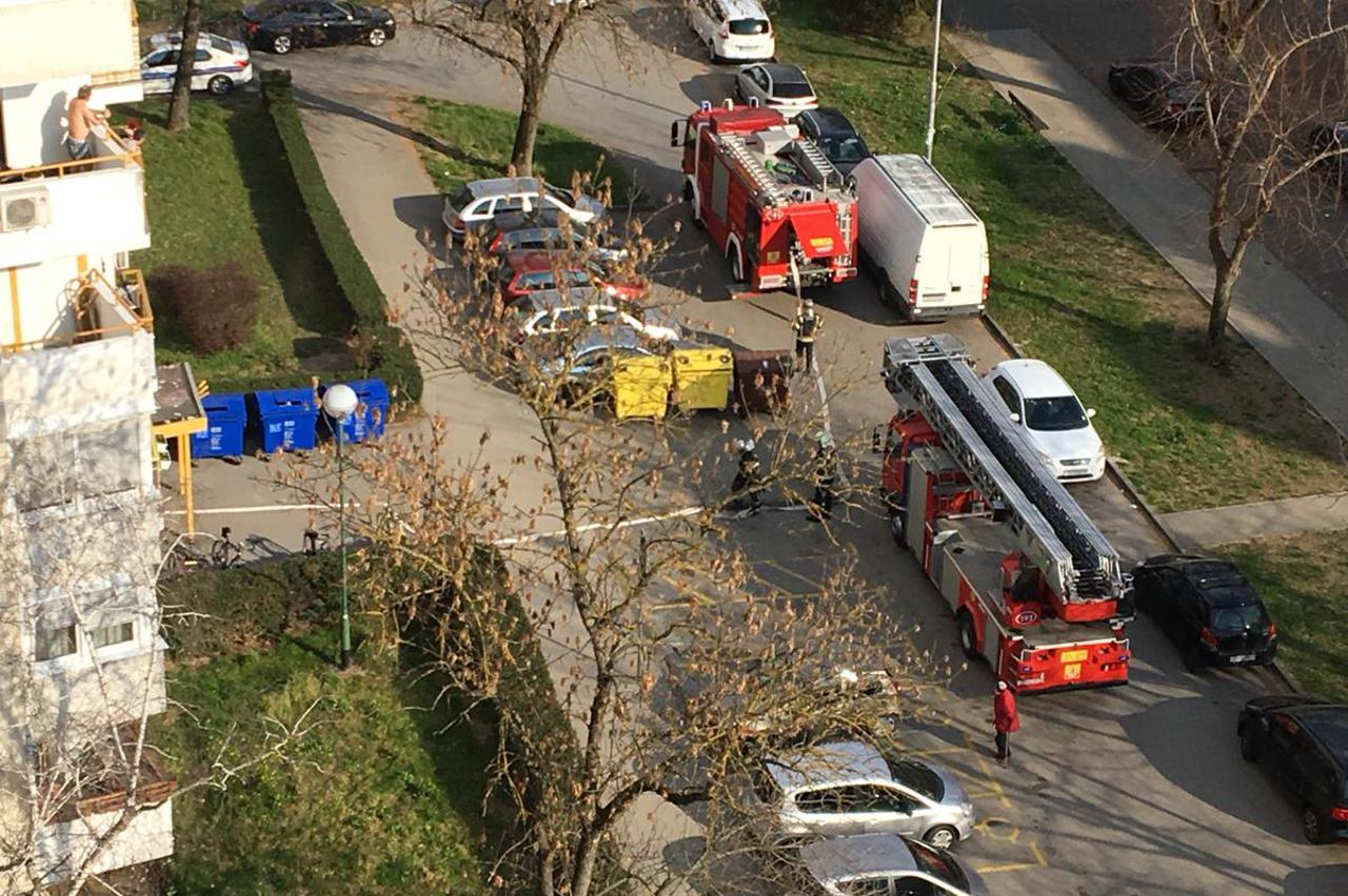Vatrogasci u zagrebačkom naselju Travno
