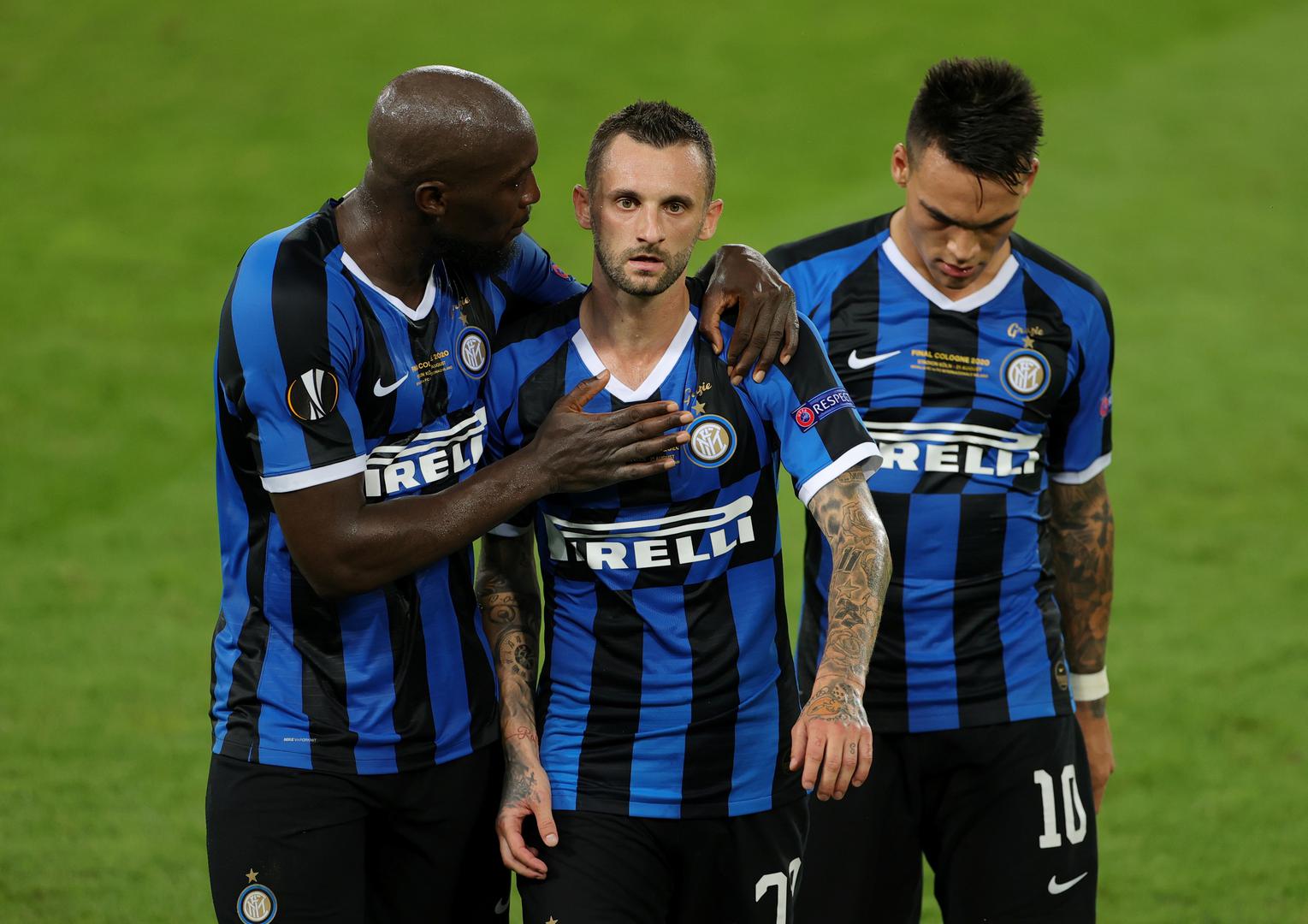 Europa League - Final - Sevilla v Inter Milan Soccer Football - Europa League - Final - Sevilla v Inter Milan - RheinEnergieStadion, Cologne, Germany - August 21, 2020   Inter Milan's Romelu Lukaku with Marcelo Brozovic and Lautaro Martinez at half time, as play resumes behind closed doors following the outbreak of the coronavirus disease (COVID-19)   Friedemann Vogel/Pool via REUTERS POOL