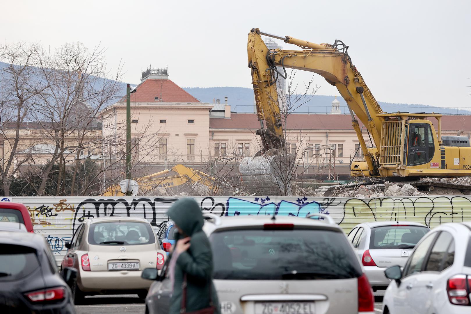 Srušeni su najprije objekti u Paromlinskoj 15, 17 i 21, a žele i da se ubrza i raščišćavanje bivšeg kompleksa Zagrebačke banke, sve kako bi se pripremio teren za novi kompleks Paromlina

