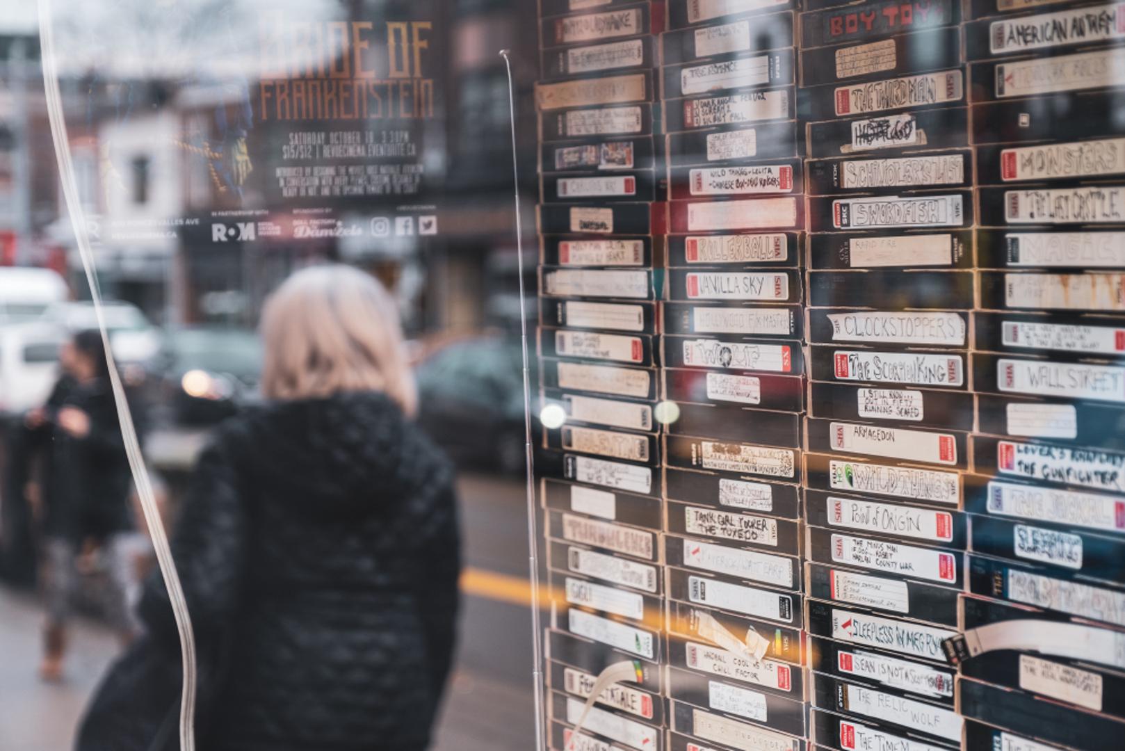 Filmovi su se posuđivali u videoteci: Izbor filma za vikend bio je mali obiteljski ili prijateljski ritual. Odlazilo se u videoteku, razgledavale su se police i čitale poleđine VHS kazeta, a najtraženiji filmovi često su već bili posuđeni. Nakon gledanja kazetu je trebalo premotati na početak, jer je to bilo nepisano pravilo pristojnosti.