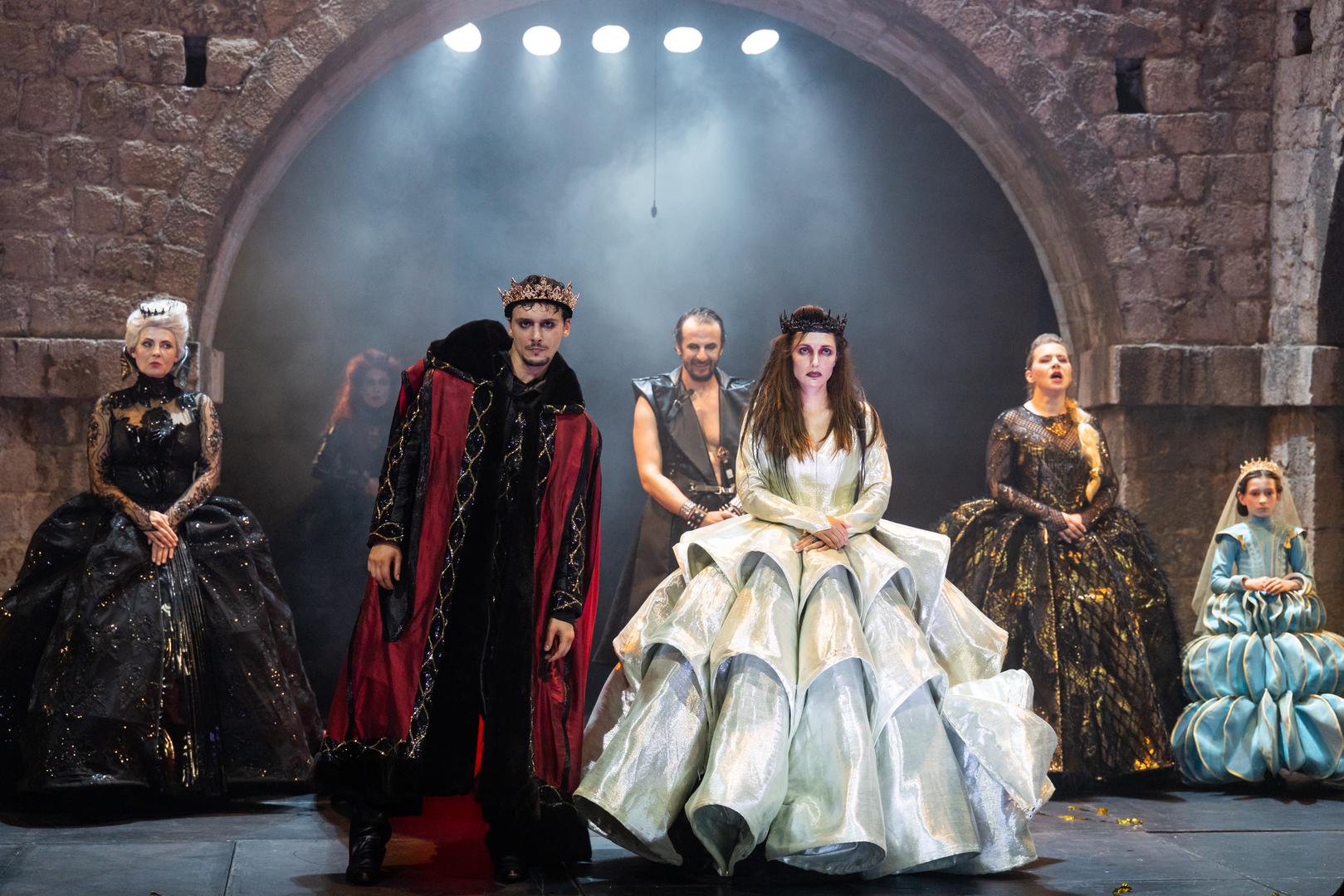 Predstava „Richard III“ Williama Shakespearea u režiji Vita Taufera premijerno je izvedena u ponedjeljak na tvrđavi Lovrjenac u sklopu 77. Dubrovačkih ljetnih igara