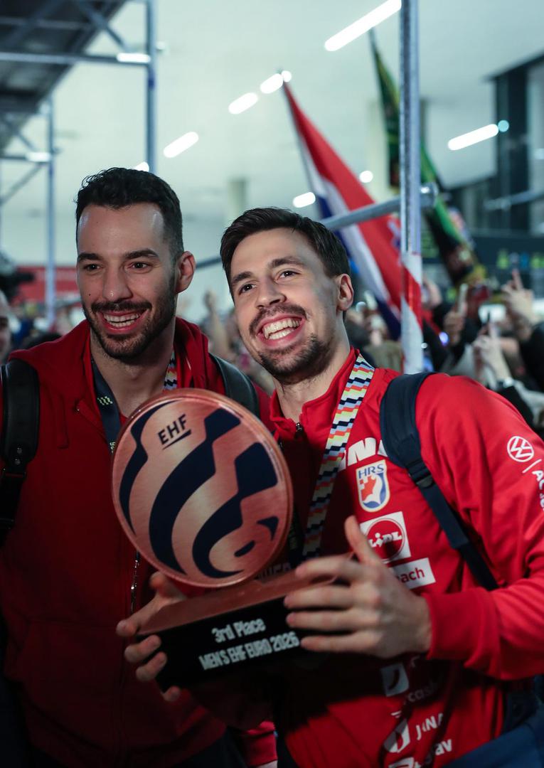 Izbornika Dagura Sigurdssonu i njegove odabranike u zagrebačkoj luci dočekao je i ministar sporta i turizma Tonči Glavina. "Čestitam rukometašima na ovom velikom uspjehu, ovo je dokaz da je ovo zlatna generacija naših rukometaša koji su ostavili trag, koji će postizati velike rezultate u godinama koji su pred nama. Što se tiče dočeka i svega onoga što se događalo posljednjih sati, mi se kao vlada oštro suprotstavljamo i protiv smo bilo kakvih vrsta zabava. Zabraniti našim građanima, djeci i ljubiteljima sporta da slave i imaju prilike vidjeti naše dečke, zahvaliti im se i zapjevati s njima, je apsolutno neprihvatljivo", kazao je ministar Glavina.

