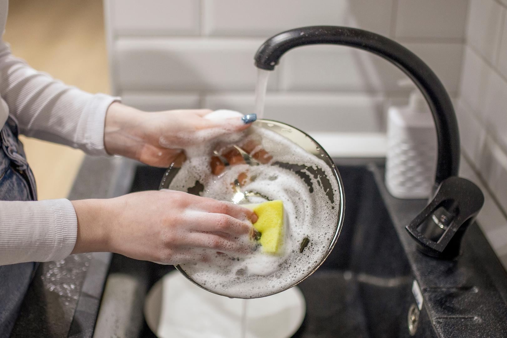 Operite suđe: Ovo je posebno dobro učiniti navečer nakon što ste završili s večerom jer to znači da će vaša kuhinja ujutro biti čista i bez nereda. "Nitko se ne želi probuditi i da ga dočeka neuredan sudoper", rekla je Tanya. Ako imate perilicu posuđa, upalite je navečer da biste je ujutro mogli isprazniti.