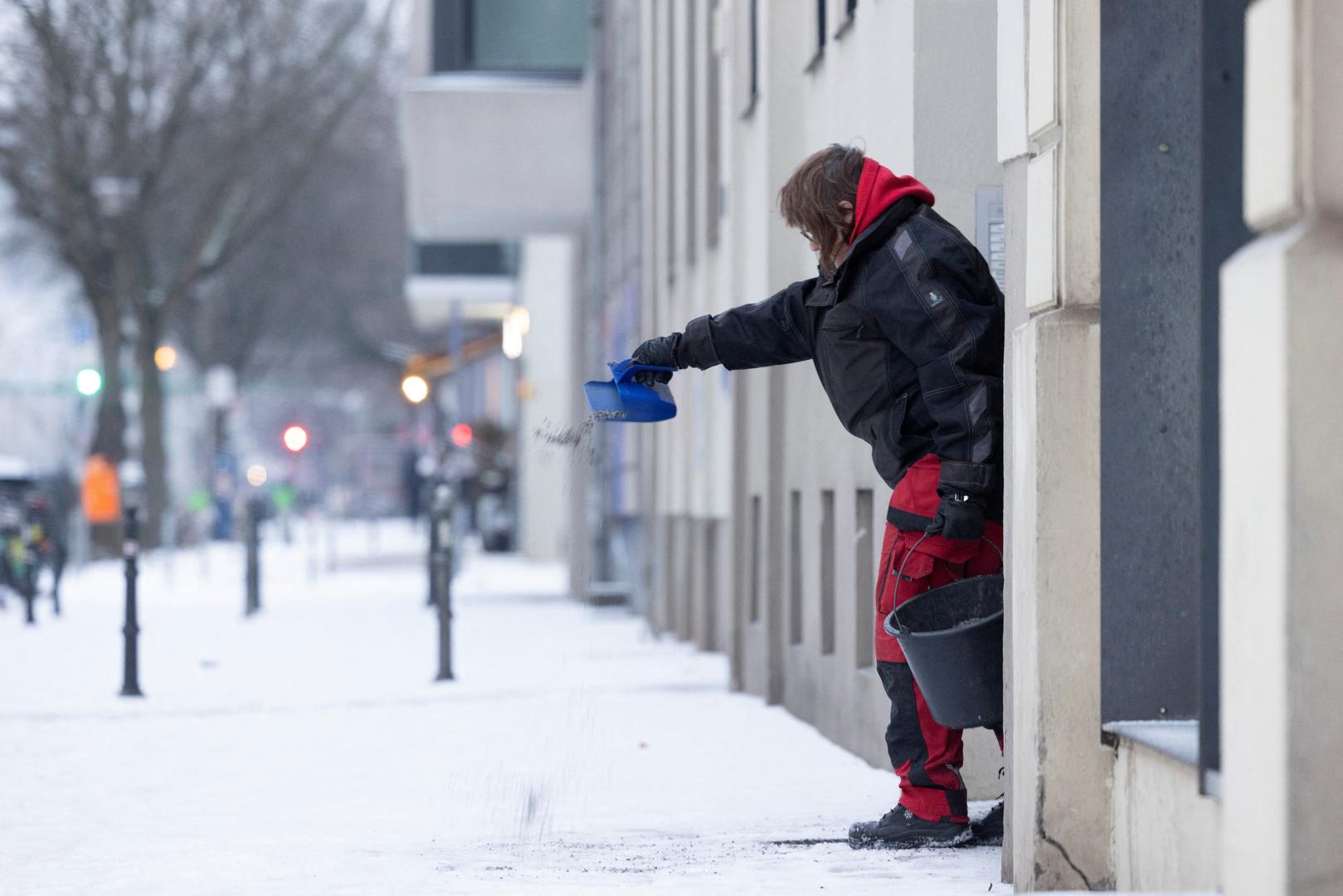 Uzrok su ledena kiša i poledica koje onemogućuju sigurno odvijanje prometa. „Zbog vremenskih uvjeta trenutačno nisu mogući ni polasci ni dolasci zrakoplova“.