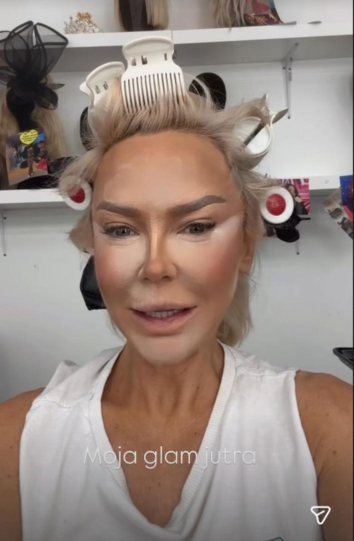 Naime, Maja je objavila nekoliko snimki iz backstagea u kojima pokazuje kako izgleda prije i nakon profesionalnog make up-a i frizure. ''Moja glam jutra'', napisala je pjevačica uz snimku na kojoj sjedi u stolici za šminkanje s viklerima u kosi i tek započetim procesom nanošenja šminke.