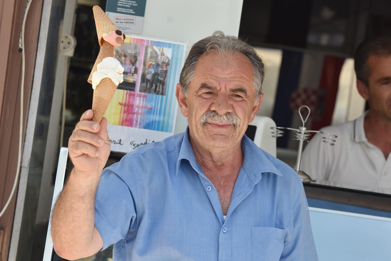– Stari, ja sam ti sezonac već 50 godina – kaže Makedonac Miki (64) na rivi u Primoštenu