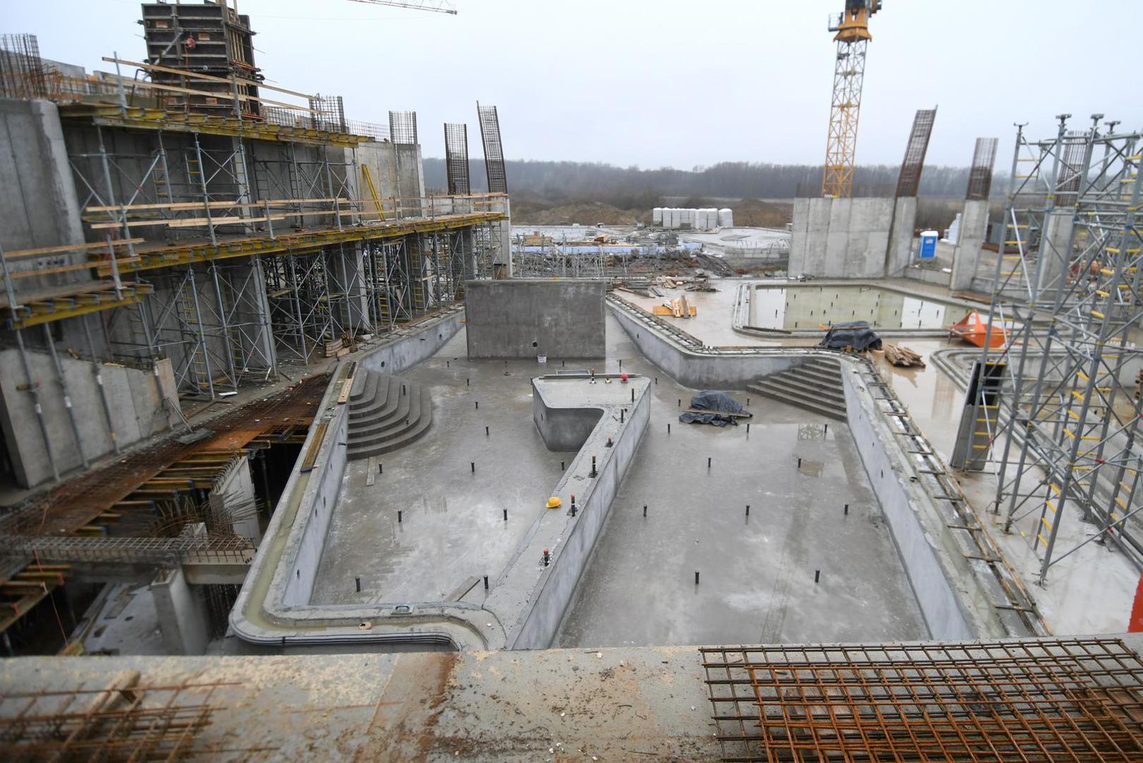 Na gradilištu bjelovarskih toplica svakodnevno radi između 120 i 130 radnika. Iako su radovi u punom zamahu, zimski vremenski uvjeti ipak su donekle usporili planiranu dinamiku. Pravi izazov, kada je riječ o radnoj snazi, tek slijedi početkom nove godine, kada započinju opsežni unutarnji radovi.