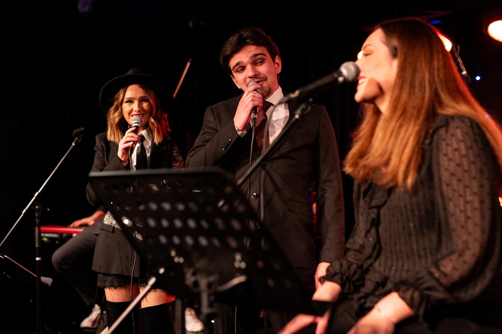 Da Mariji itekako dobro leži dalmatinski izričaj pokazuju i do sada napisane pjesme „Zaljubljen“ koju izvodi Cambi te „Dalmatinac zauvik“ i „Dođe vrime“ koje izvodi Mate Grgat.