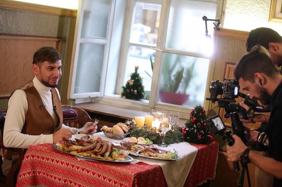 Domaće delicije, koje su pripremali s kuharicom Đurđom Bečirević, isprobali su u Starom fijakeru. Obišli su također mnoge lokacije božićnoga sajma, čija ih je atmosfera oduševila