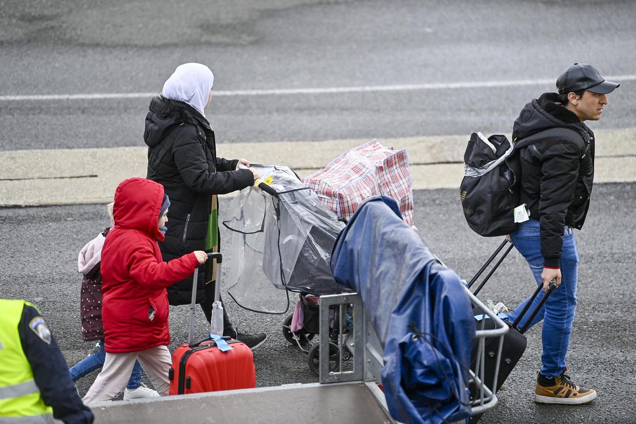 Zagreb: Dolazak aviona s migrantima 