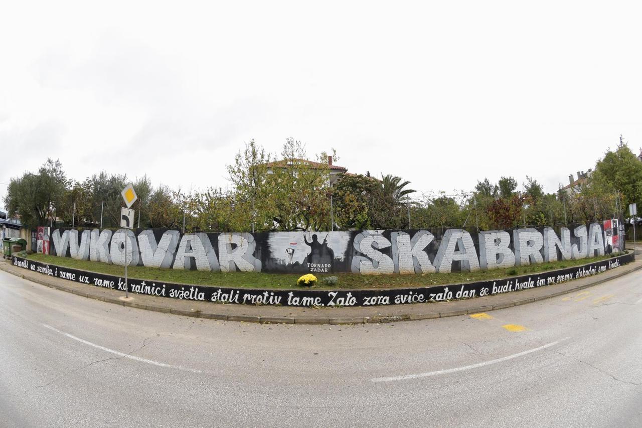Mural posvećen Vukovaru i Škabrnji u Vukovarskoj ulici na Bilom brigu u Zadru