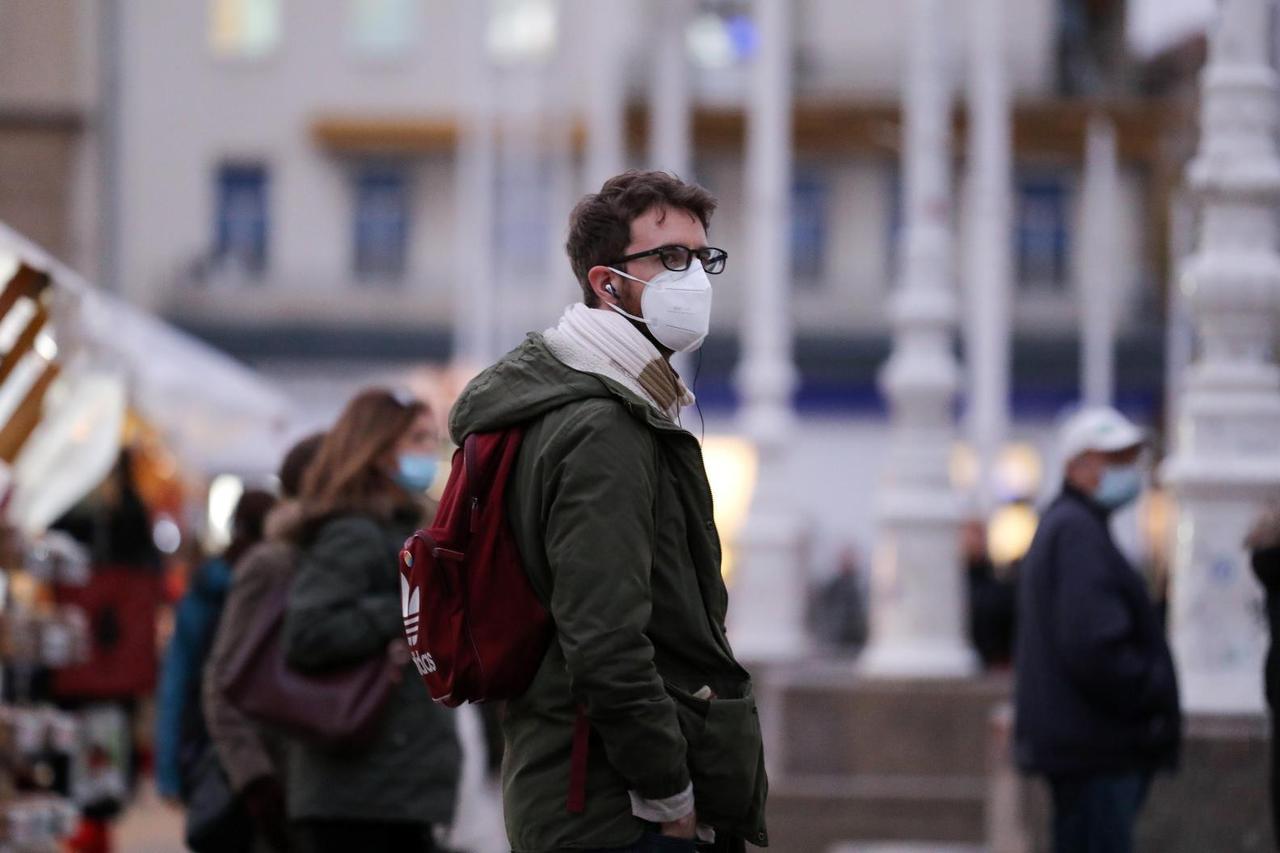 Zagreb: Sve više ljudi maske nosi i na otvorenom