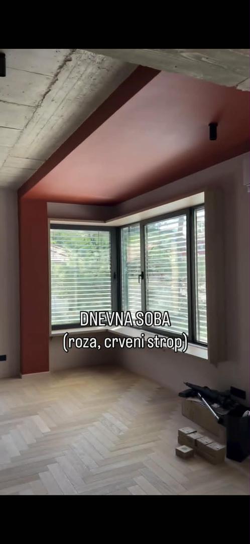 Da bi izbjegli "Peppa Pig" dojam, monotoniju prostora razbija neočekivan detalj - dio stropa obojen u duboku tamnocrvenu boju, koji sobi daje jedinstven karakter.