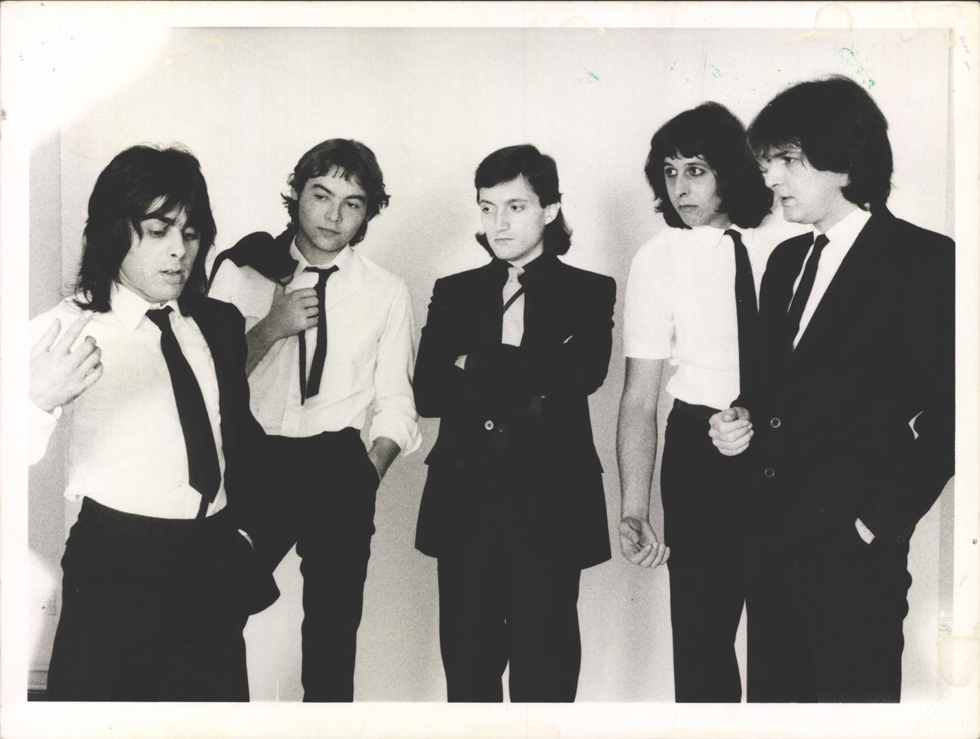  Godine 1975. upoznaje gitaristu i skladatelja Huseina Hasanefendića - Husa i Juricu Pađena.Te iste 1975. godine u suradnji s menadžerom Vladimirom Mihaljekom Mihom osnivaju prvu postavu Parnog Valjka kao nekakva zagrebačka varijanta Bijelog Dugmeta. 