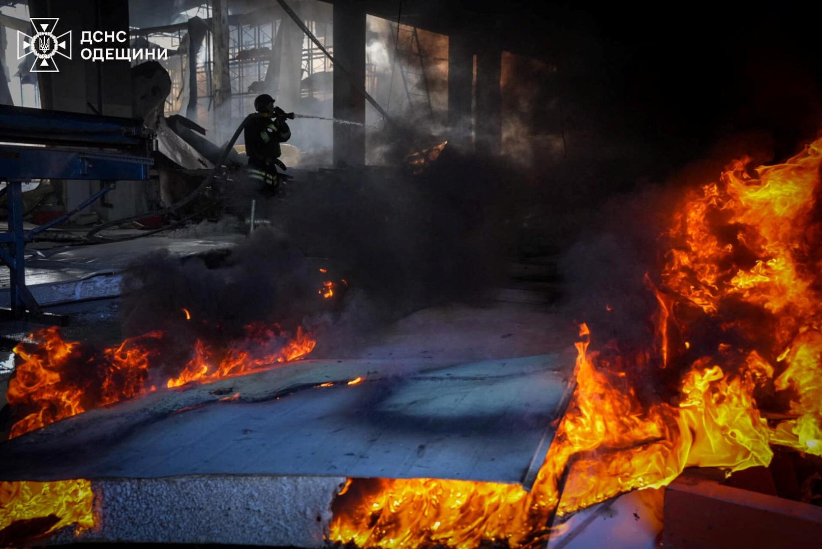 A firefighter works at a site of a Russian missile strike, amid Russia's attack on Ukraine, near Odesa, Ukraine May 17, 2024. Press service of the State Emergency Service of Ukraine in Odesa region/Handout via REUTERS ATTENTION EDITORS - THIS IMAGE HAS BEEN SUPPLIED BY A THIRD PARTY. MUST NOT OBSCURE LOGO Photo: State Emergency Service of Ukrai/REUTERS