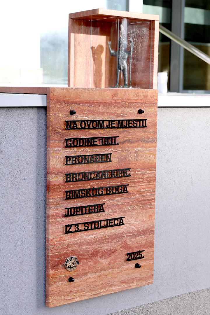 Postavljanje replike dio je zajedničke muzejske inicijative Arheološkog muzeja i Hrvatskog prirodoslovnog muzeja kojom se vrijedni arheološki nalazi simbolično vraćaju u javni prostor grada i približavaju građanima.