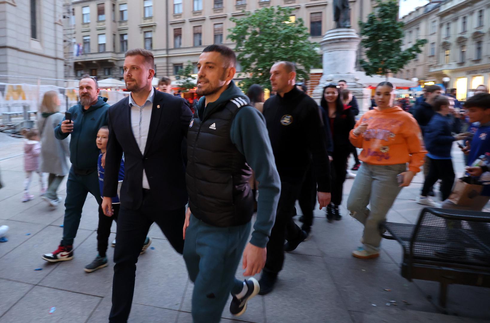 – Svima koji navijaju za Dinamo čestitam 113. rođendan i nadam se da će doživjeti još barem toliko – rekao je trener Dinama Sergej Jakirović.