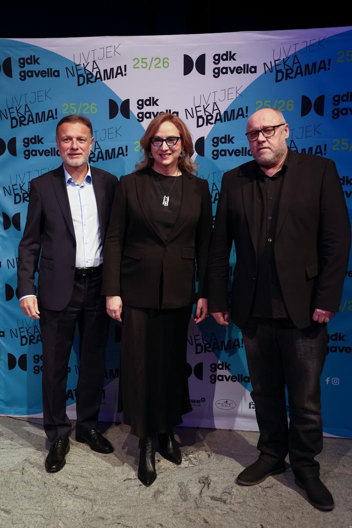 Sonja Jandroković je oftalmologinja, a rođena je u Pekingu te je živjela i u Bugarskoj jer su joj roditelji bili diplomati.